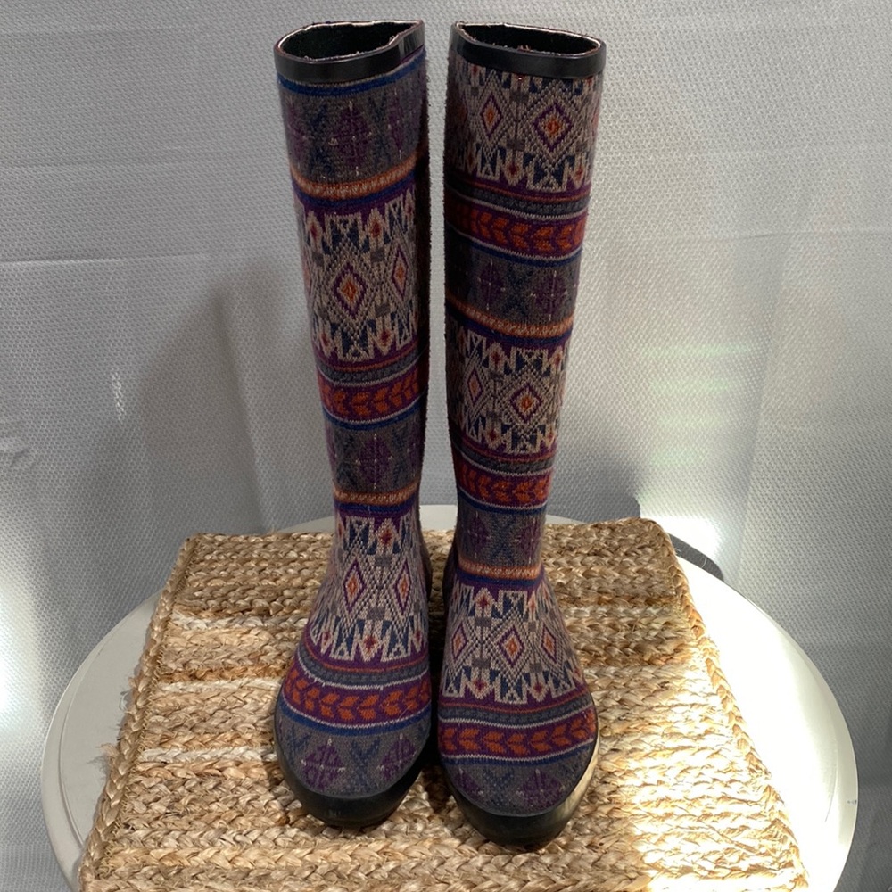 Muk Luk Aztec Print Rain Boot size 7
